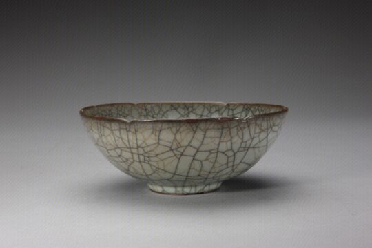 哥窑青灰釉葵口碗