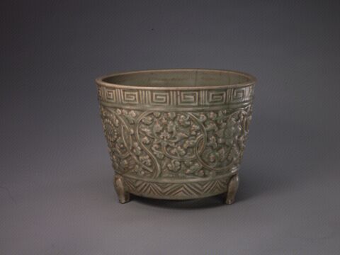 青釉凸雕缠枝莲纹三足筒式炉