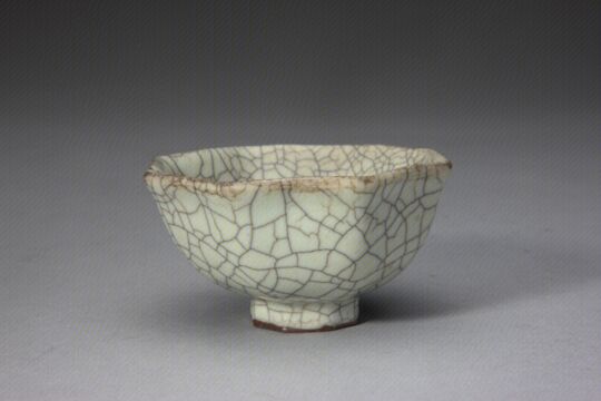 哥窑青釉八方杯