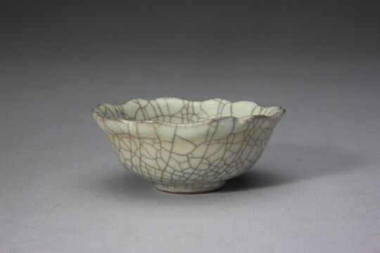 哥窑青灰釉葵口碗