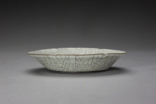 哥窑青釉葵花式折沿盘