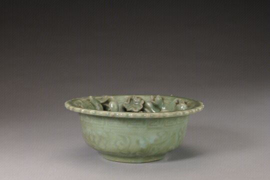青釉童子玩莲纹碗