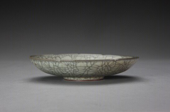 哥窑青灰釉葵花式盘