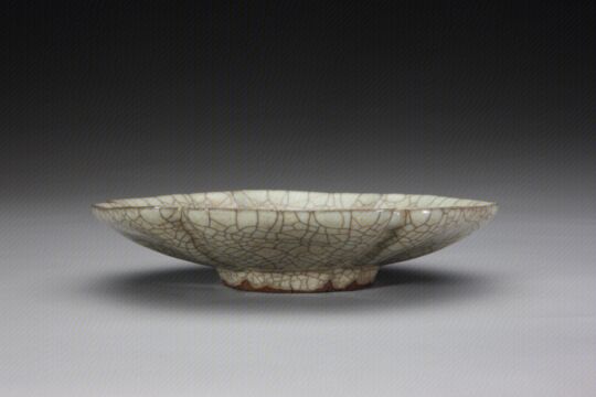 哥窑青灰釉葵瓣口盘