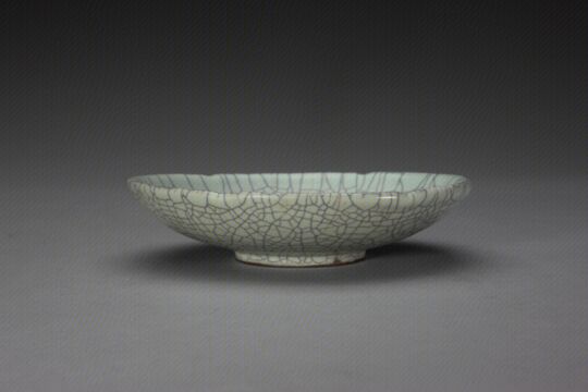 哥窑青灰釉葵瓣口盘