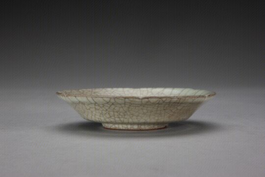 哥窑青灰釉葵瓣口盘