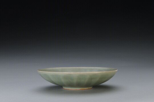 青釉菊瓣盘