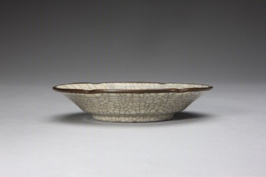 哥窑米色釉葵瓣口盘