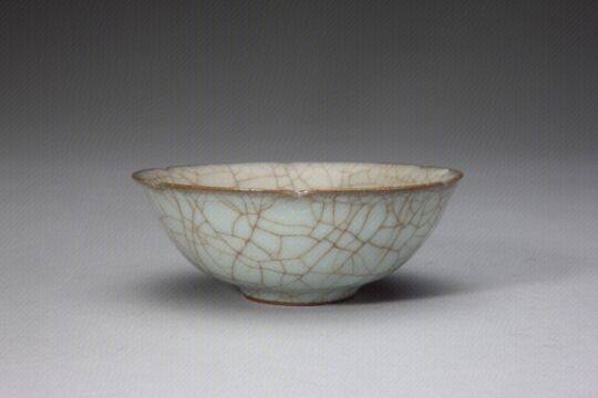 哥窑米黄釉葵瓣口盘