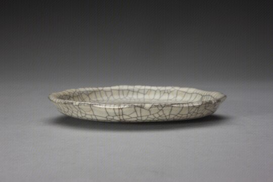 哥窑青灰釉葵瓣口盘