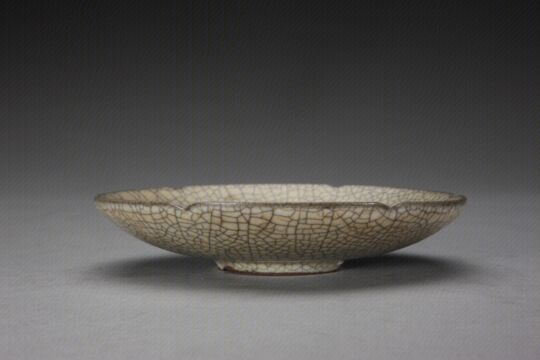 哥窑米黄釉葵瓣口盘