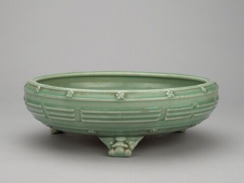 青釉刻八卦纹三足洗