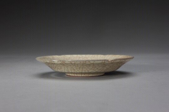 哥窑米黄釉葵瓣口盘