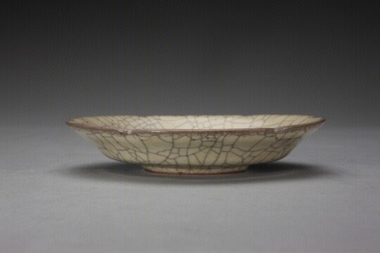 哥窑米黄釉葵瓣口盘