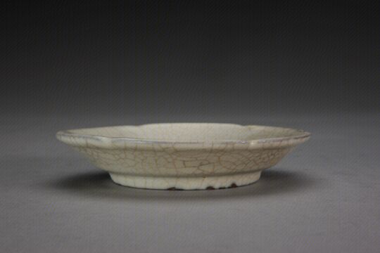 哥窑米黄釉葵瓣口盘