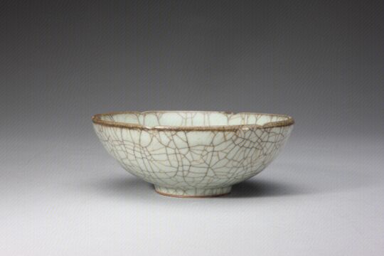 哥窑青灰釉葵口碗