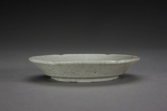 哥窑青灰釉葵瓣口盘