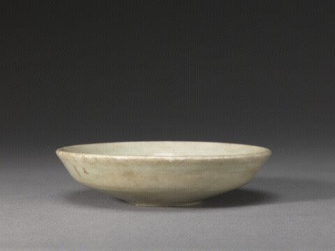 青釉刻花折腰盘