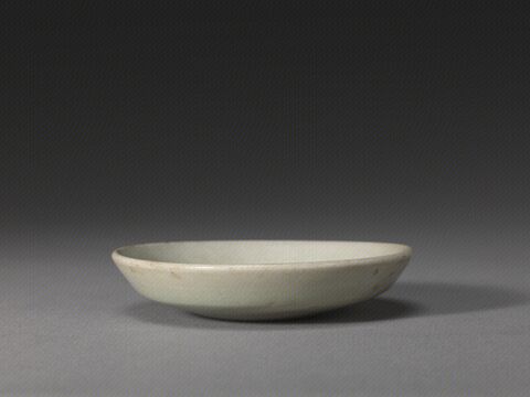 青釉刻鱼纹折腰盘