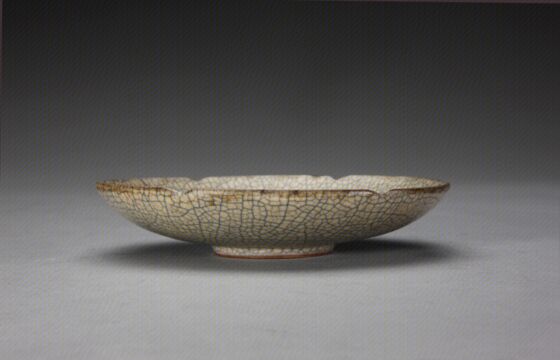 哥窑米黄釉葵瓣口盘