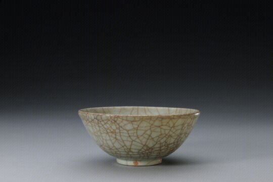 青釉内划莲花外刻莲瓣纹碗