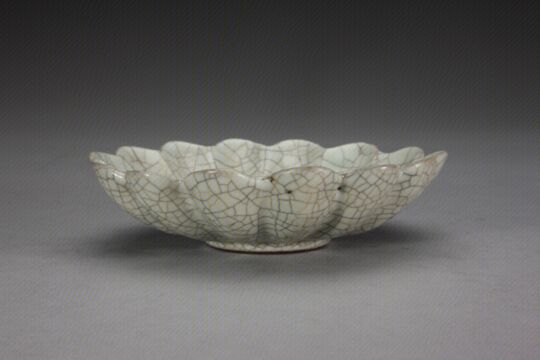 哥窑青灰釉菊瓣式盘