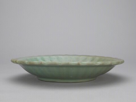 青釉刻花锦纹菱花式盘