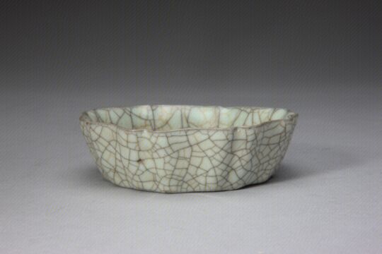 哥窑青灰釉葵瓣口洗