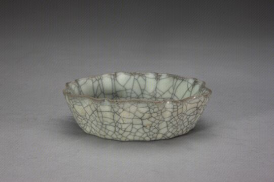 哥窑青灰釉葵瓣口洗