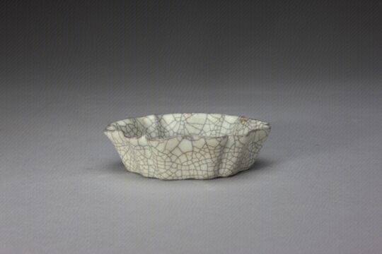 哥窑青釉菱花式洗　