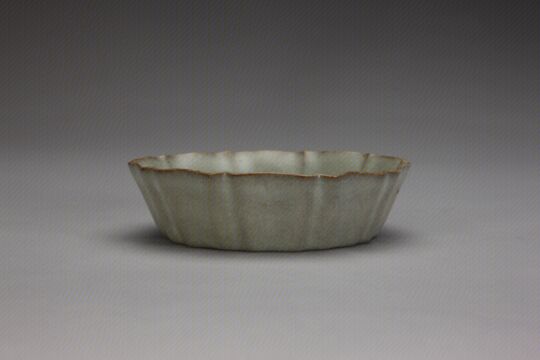 哥窑青釉菱花式洗　