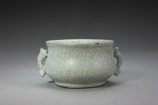 哥窑青釉双鱼耳炉