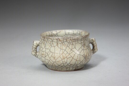 哥窑青釉双戟耳炉　