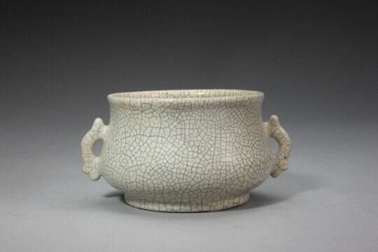 哥窑青釉双螭耳炉