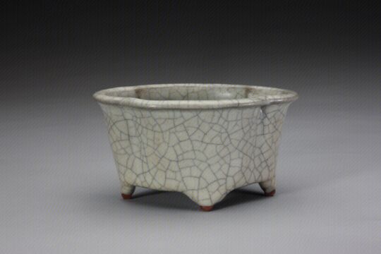 哥窑青釉海棠花式盆