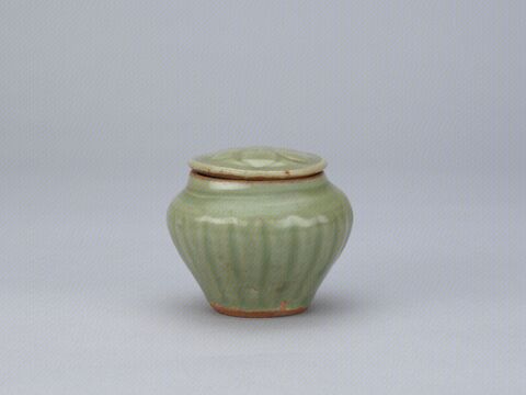 青釉刻竖条纹盖罐