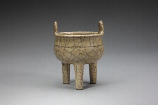 哥窑米黄釉双耳鼎式三足炉