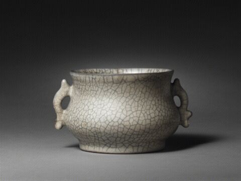 哥窑青釉双耳彝炉