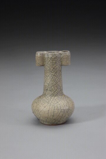 哥窑青釉贯耳瓶