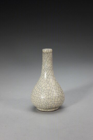 哥窑米色釉胆式瓶