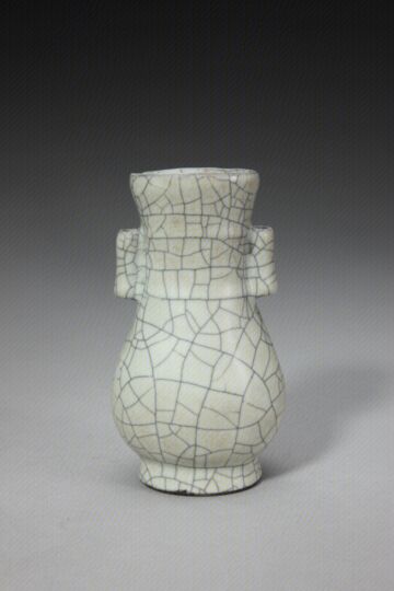 哥窑青釉贯耳瓶