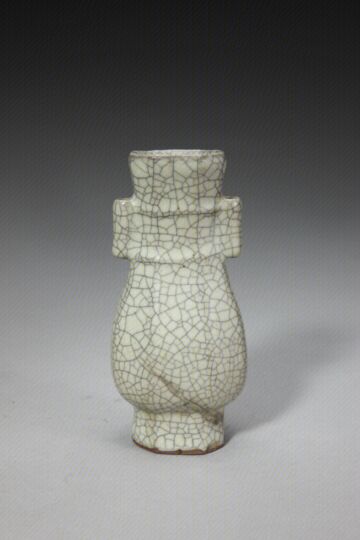 哥窑青釉贯耳八方瓶