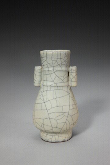 哥窑青釉贯耳瓶　