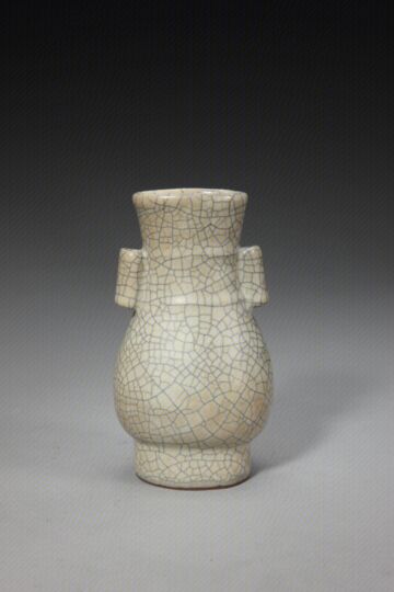 哥窑青釉贯耳瓶