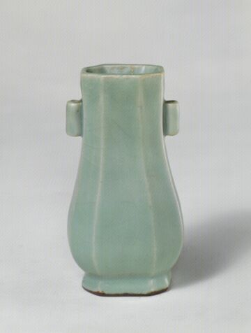 青釉贯耳八方委角瓶　