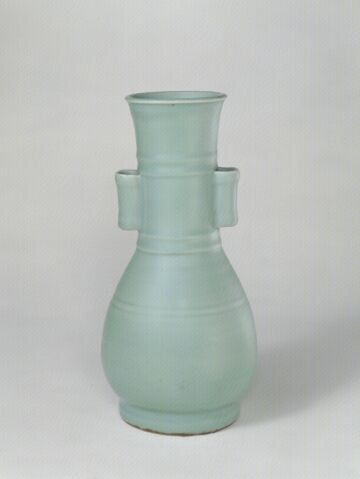 青釉贯耳弦纹瓶　