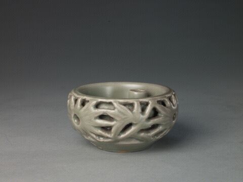 青釉刻竹纹镂空香墩