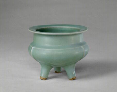 青釉出戟三足炉　