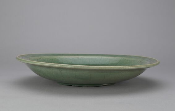 青釉刻荷花纹折沿盘