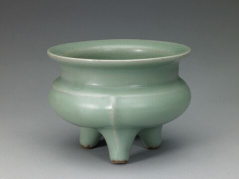 青釉出戟三足炉　